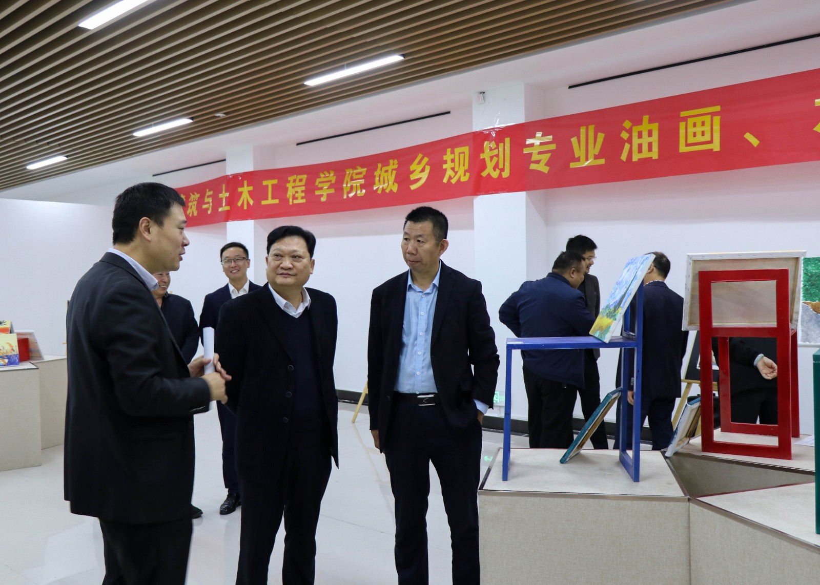 领导参观 摄影记者黄楠.jpg 领导参观 摄影记者黄楠.jpg