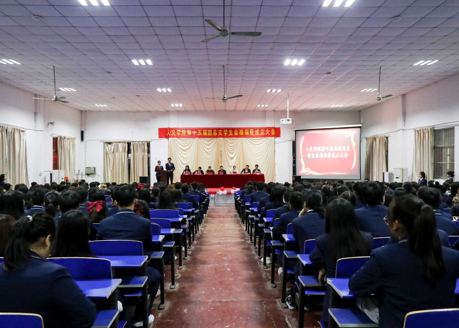 摄影记者黄楠、吴慧颖.jpg 摄影记者黄楠、吴慧颖.jpg