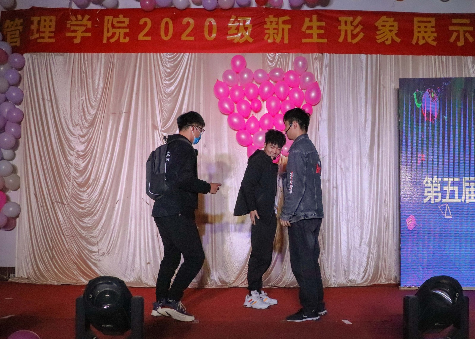 摄影记者芦龙1(1).jpg 摄影记者芦龙1(1).jpg