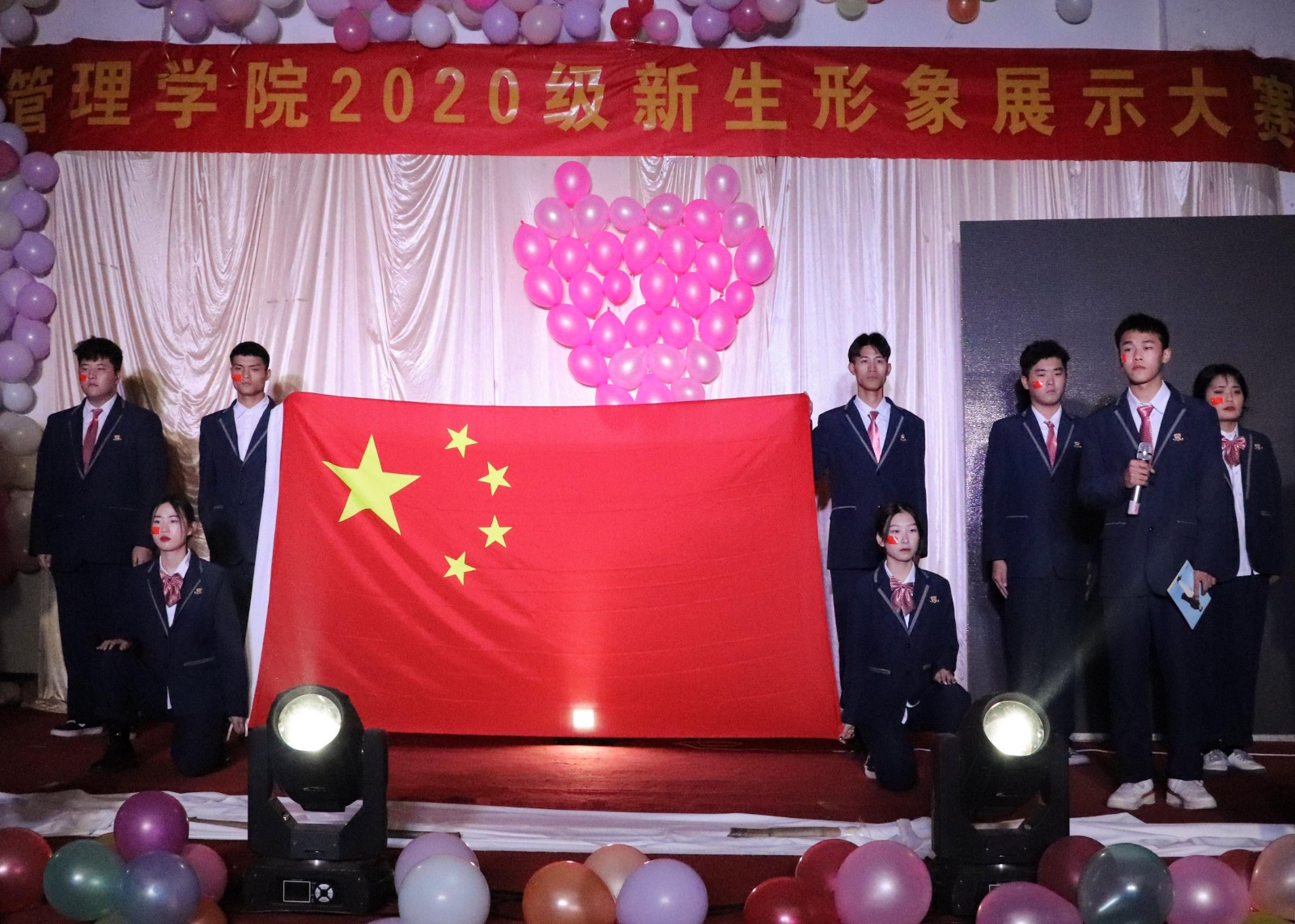 摄影记者王玉菲2.jpg 摄影记者王玉菲2.jpg