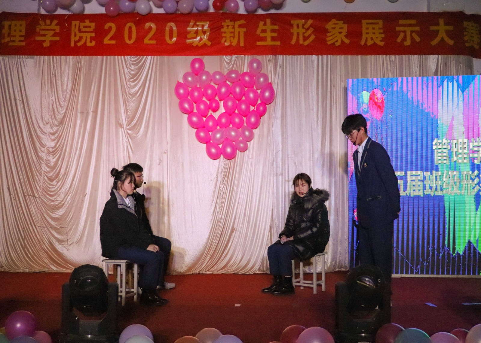 摄影记者王玉菲1.jpg 摄影记者王玉菲1.jpg