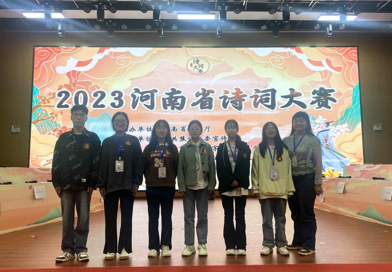 团体赛选手和老师.JPG 团体赛选手和老师.JPG