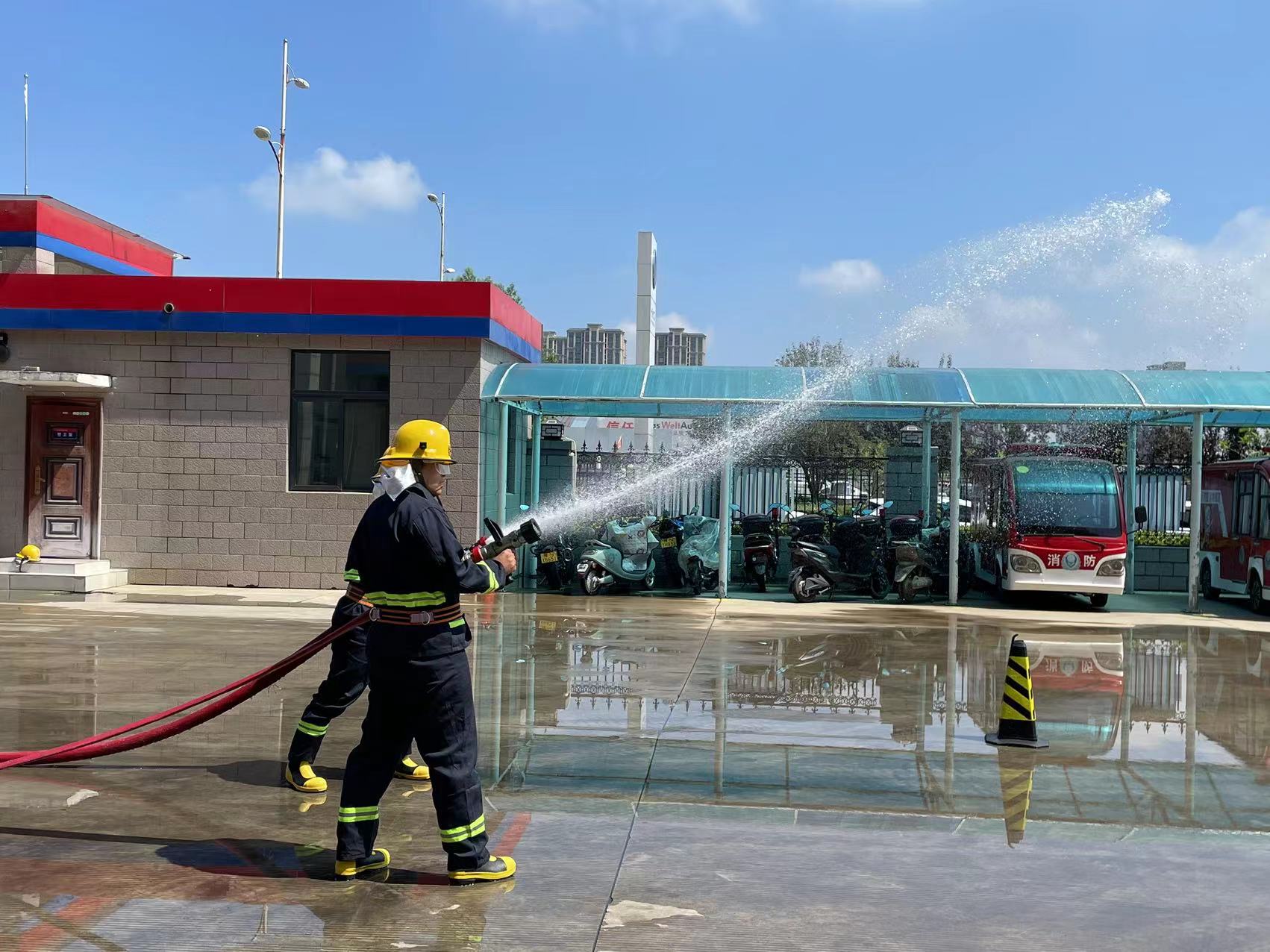 五、水罐消防车单干线出两支水枪操5.jpg 五、水罐消防车单干线出两支水枪操5.jpg
