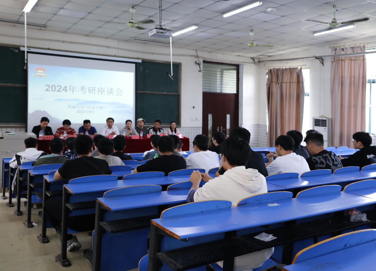 摄影记者李洁 (1).JPG 摄影记者李洁 (1).JPG