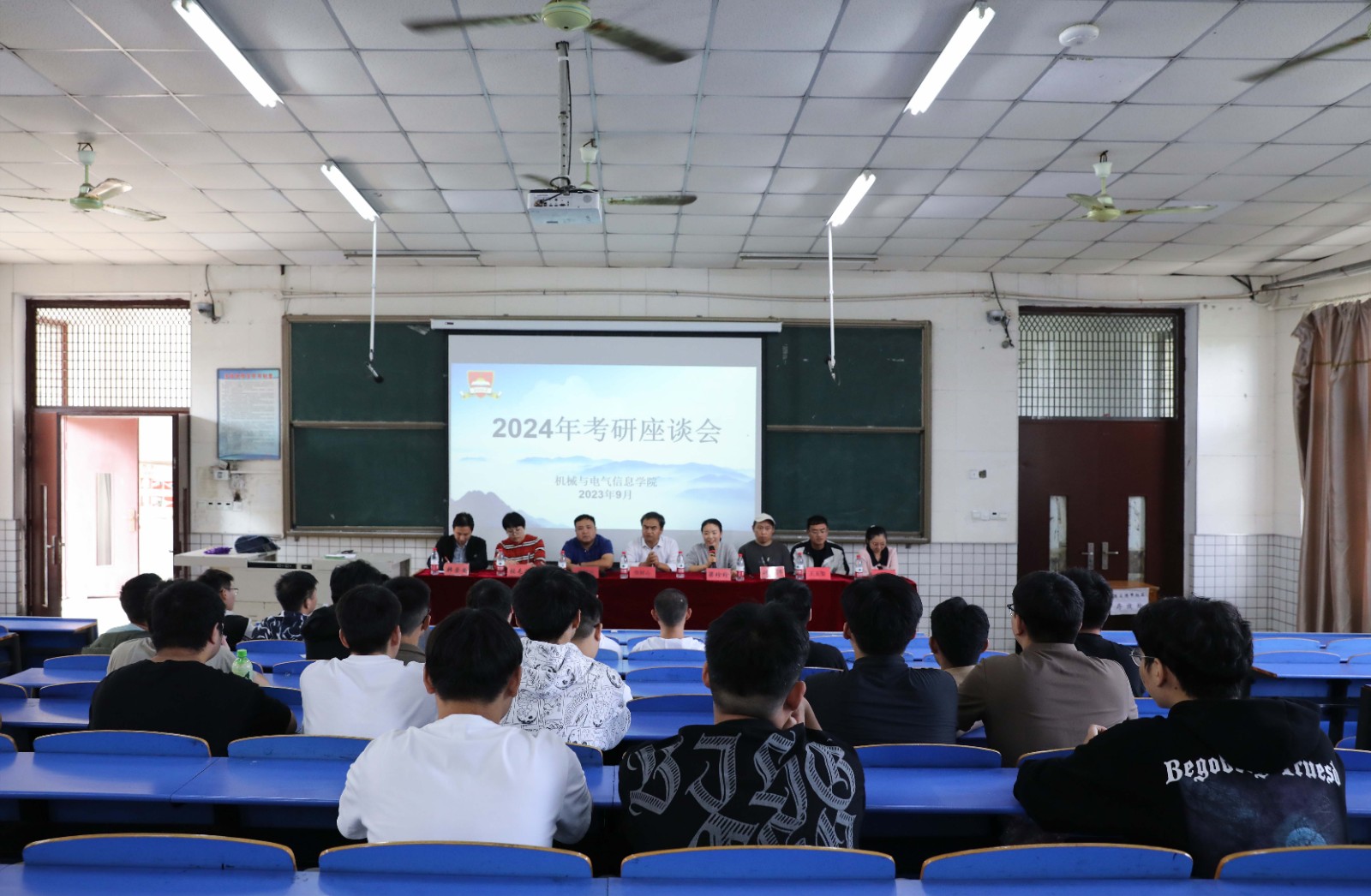 摄影记者李洁 (2).JPG 摄影记者李洁 (2).JPG