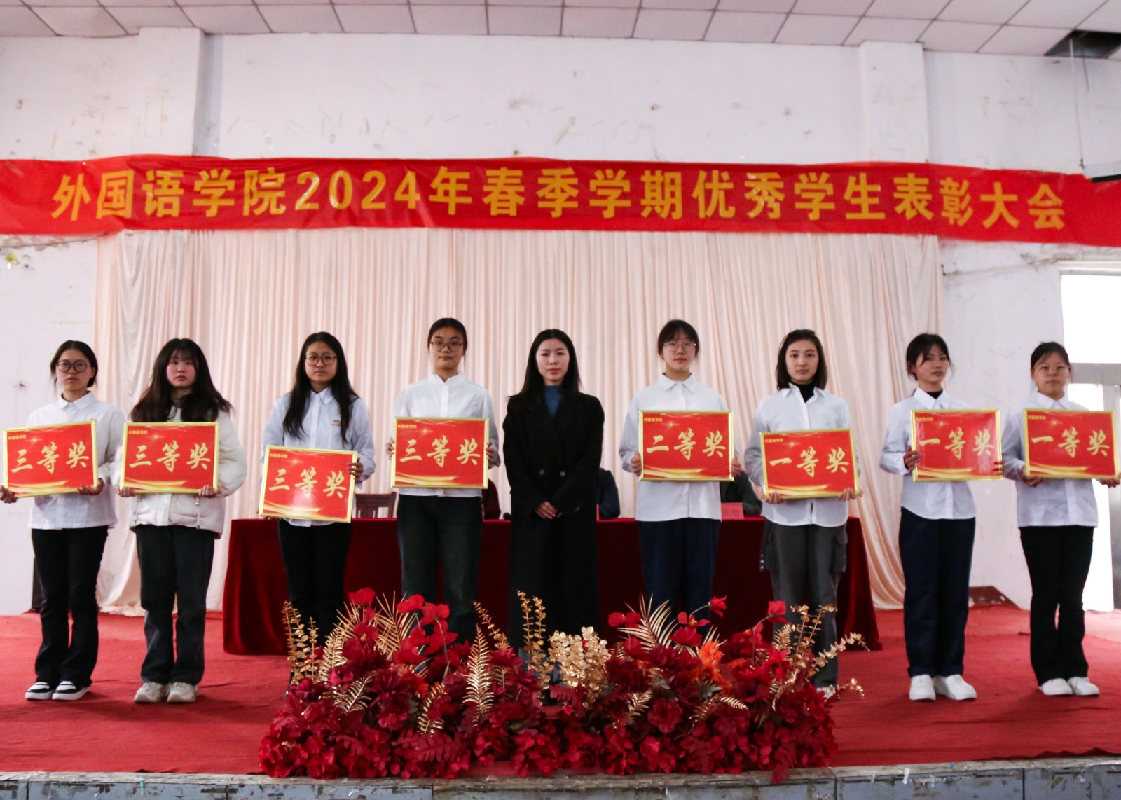摄影记者王非凡 郭颖新修8.jpg 摄影记者王非凡 郭颖新修8.jpg