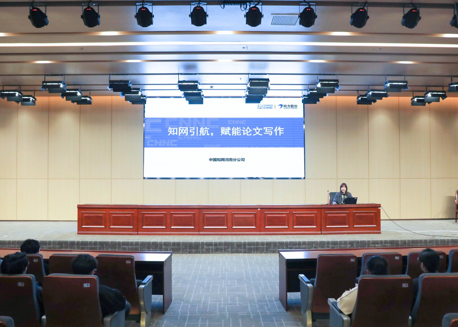 摄影记者王非凡修(2).jpg 摄影记者王非凡修(2).jpg