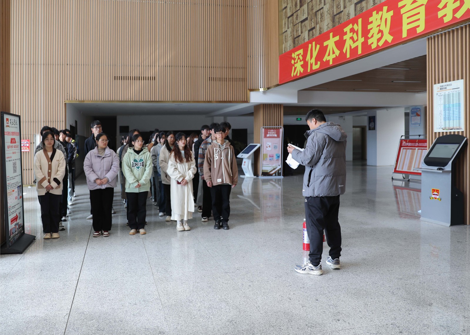 摄影记者 王非凡 郑紫妍 (1).JPG 摄影记者 王非凡 郑紫妍 (1).JPG