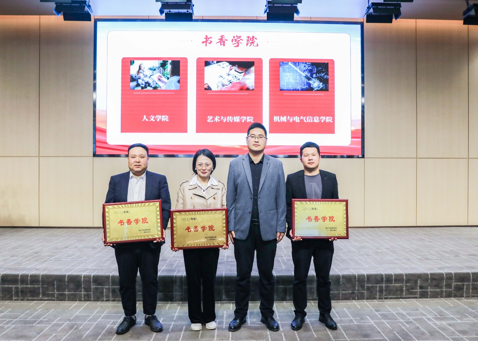 摄影记者王非凡修7.jpg 摄影记者王非凡修7.jpg
