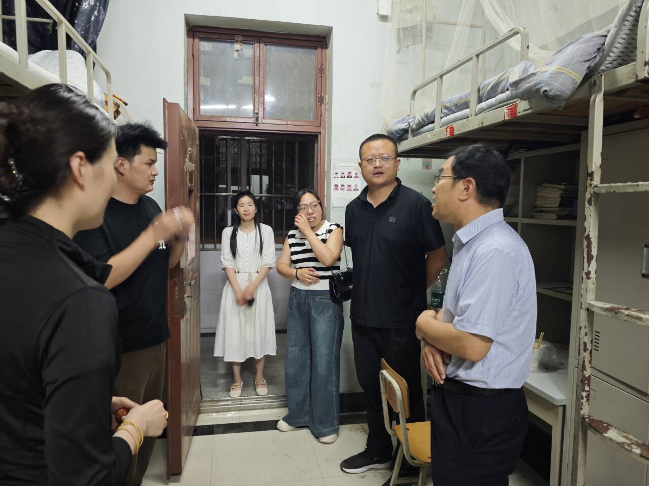 走访宿舍3.jpg 走访宿舍3.jpg