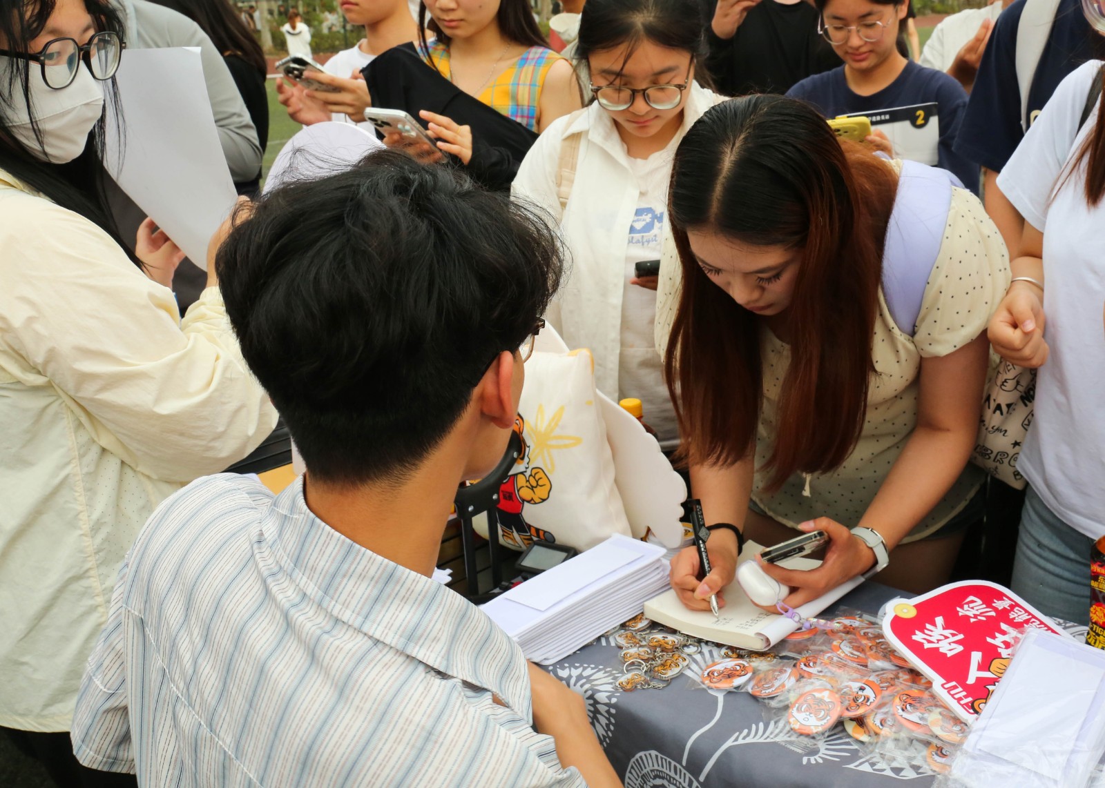 摄影记者蔺勇泰修 (2).jpg 摄影记者蔺勇泰修 (2).jpg