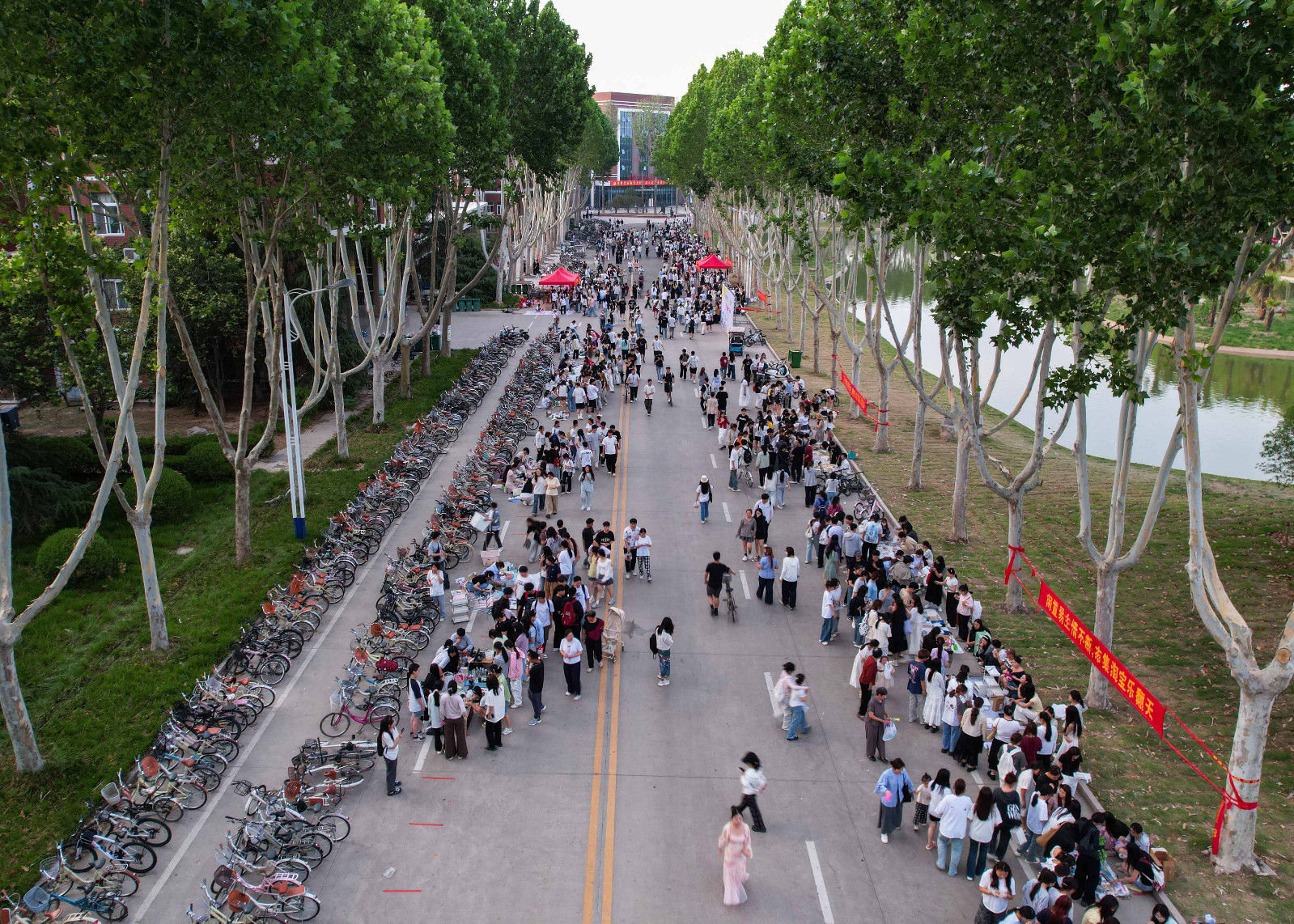 摄影记者李乐乐 修(3).jpg 摄影记者李乐乐 修(3).jpg