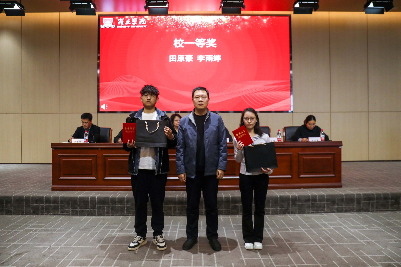 李颁奖.jpg