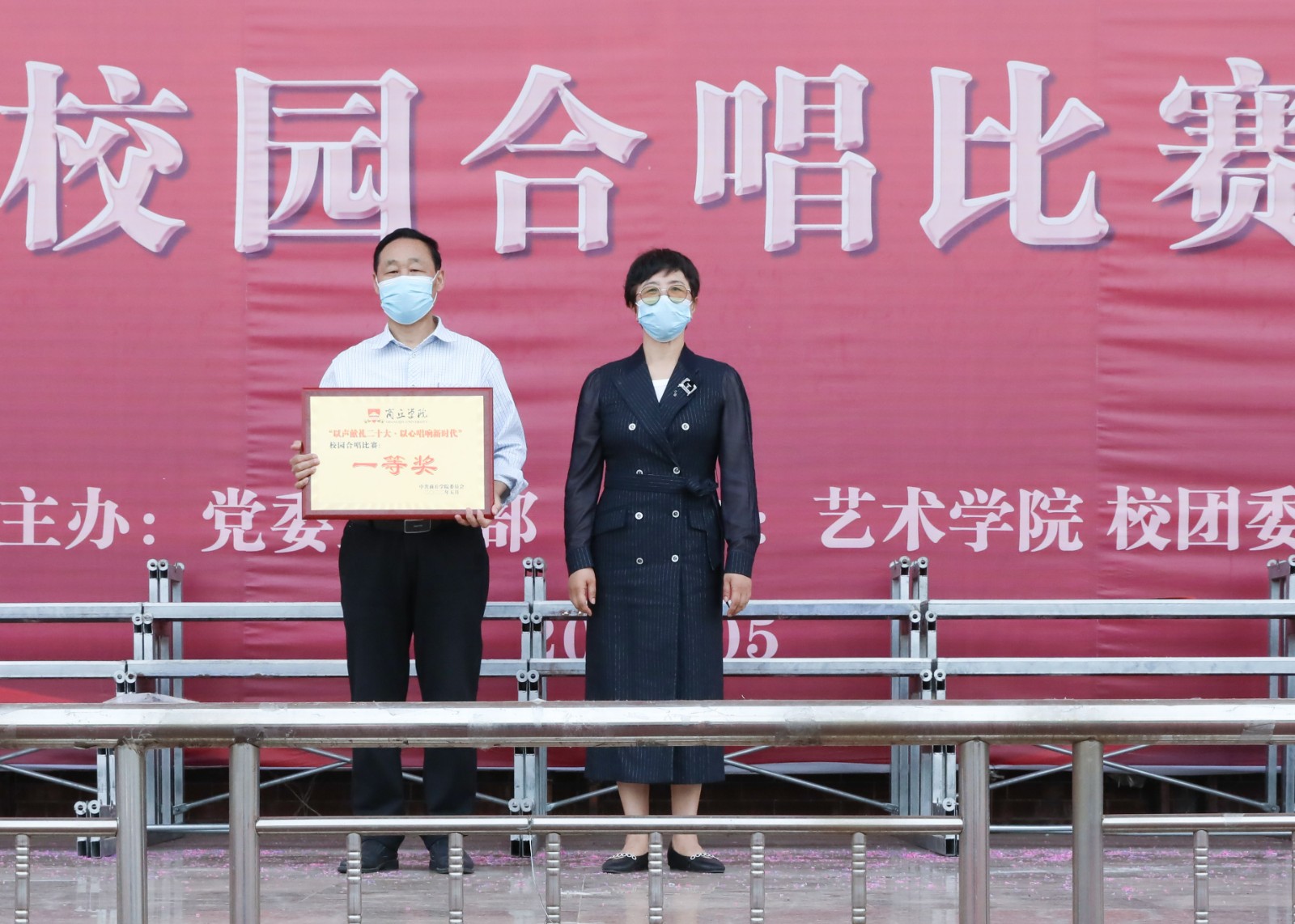 摄影记者刘贺鹏 (1).jpg 摄影记者刘贺鹏 (1).jpg