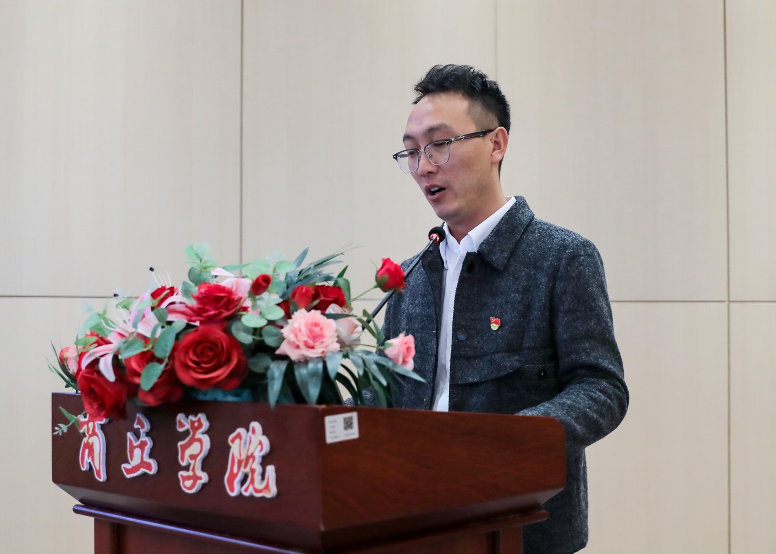 摄影记者王非凡修2.jpg 摄影记者王非凡修2.jpg