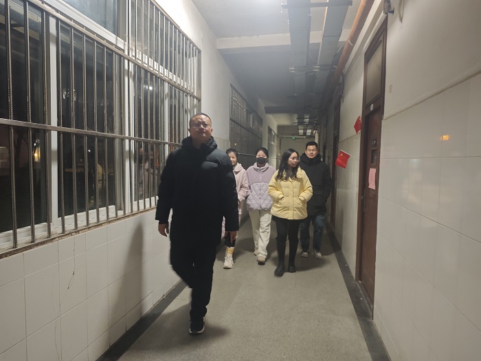 走访宿舍.jpg