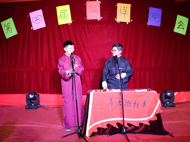722bd5377d69ddb7132ba197648d6506.jpg 商大微相声 张誉翰 实习记者.jpg