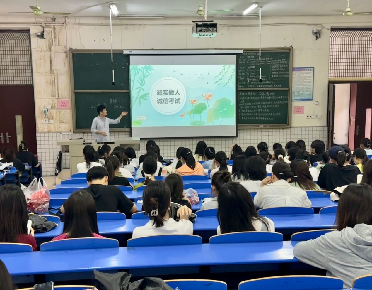 班会图片.jpg 班会图片.jpg